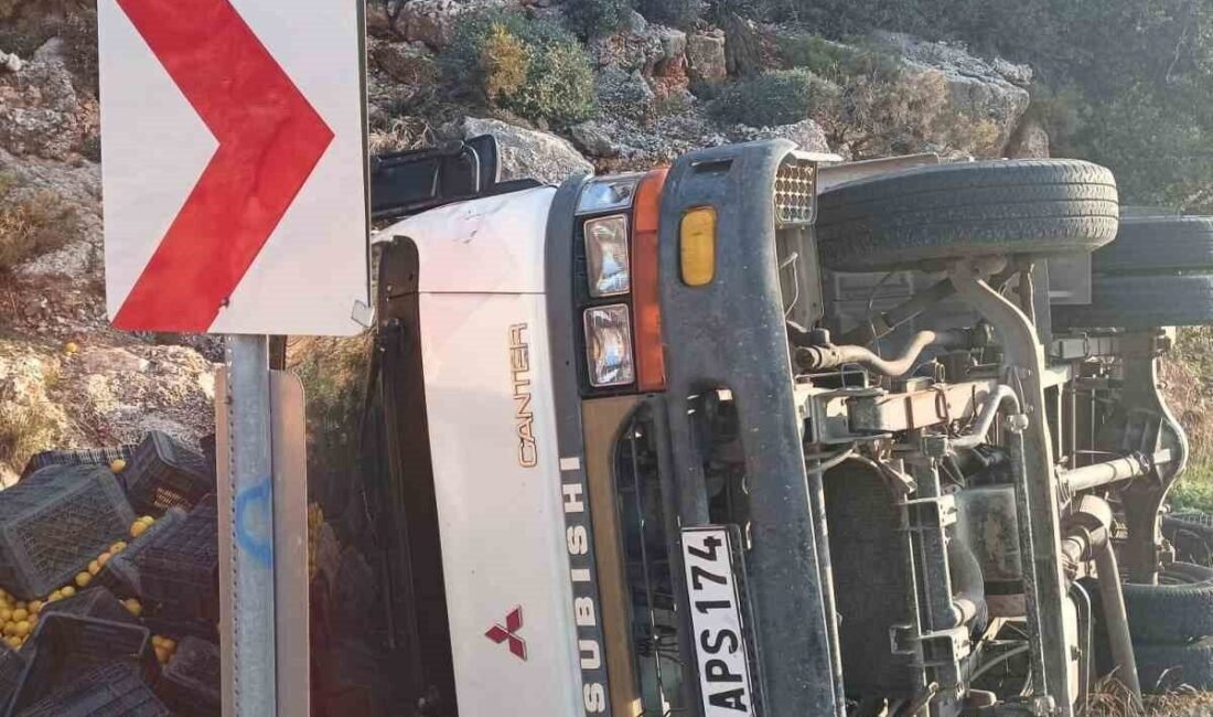 Antalya’nın Kaş ilçesinde kontrolden çıkan limon yüklü kamyonetin devrildiği kazada
