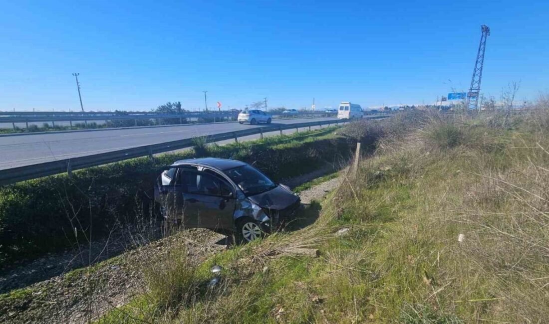 Antalya’nın Manavgat ilçesinde sürücüsünün direksiyon hakimiyetini kaybetmesi sonucu şarampole devrilen