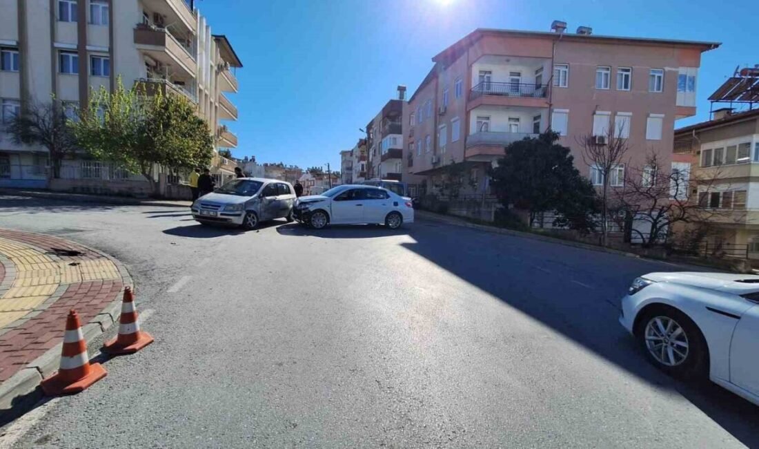Antalya’nın Manavgat ilçesinde iki otomobilin çarpışması sonucu meydana gelen trafik