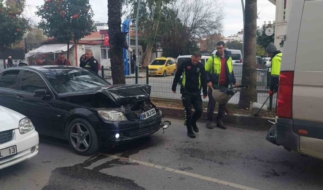 Antalya’nın Manavgat ilçesinde yaya geçidinde duran okul servisine otomobil arkadan