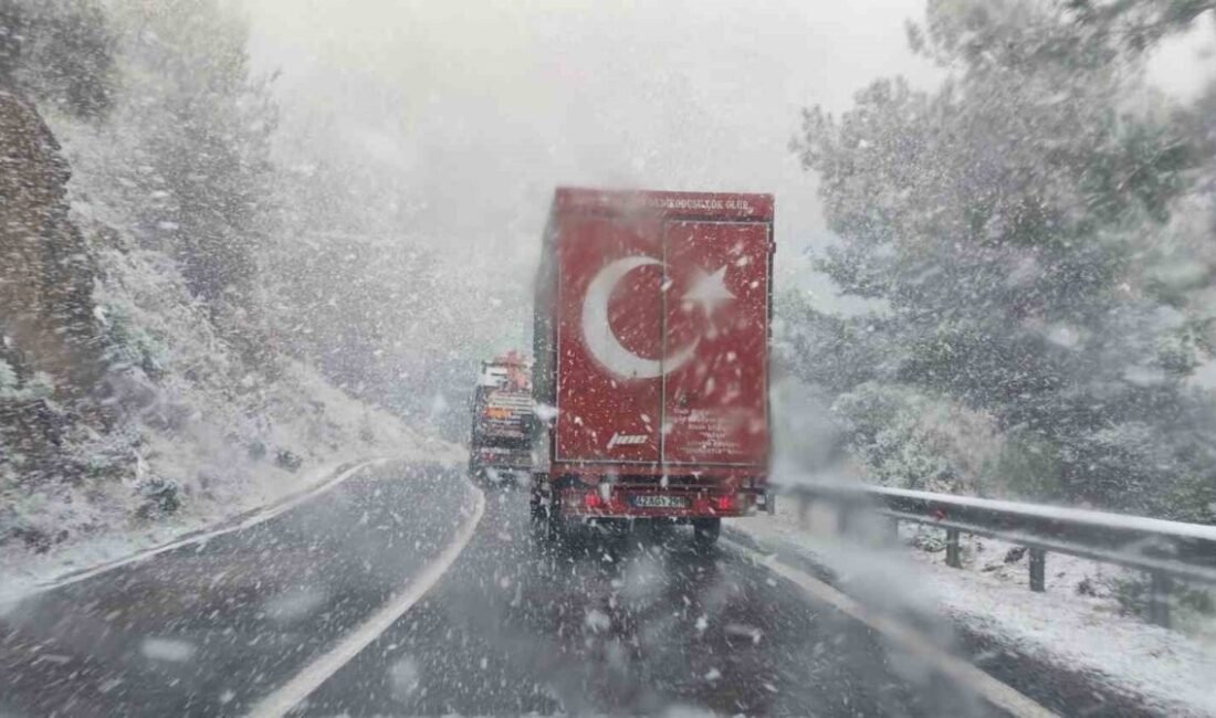 Mersin-Antalya arasında lapa lapa kar yağdı, o anlar görsel şölen