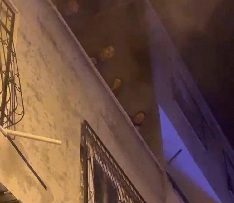 Mersin’de bir dairede çıkan yangın nedeniyle binayı dumanlar sardı, son