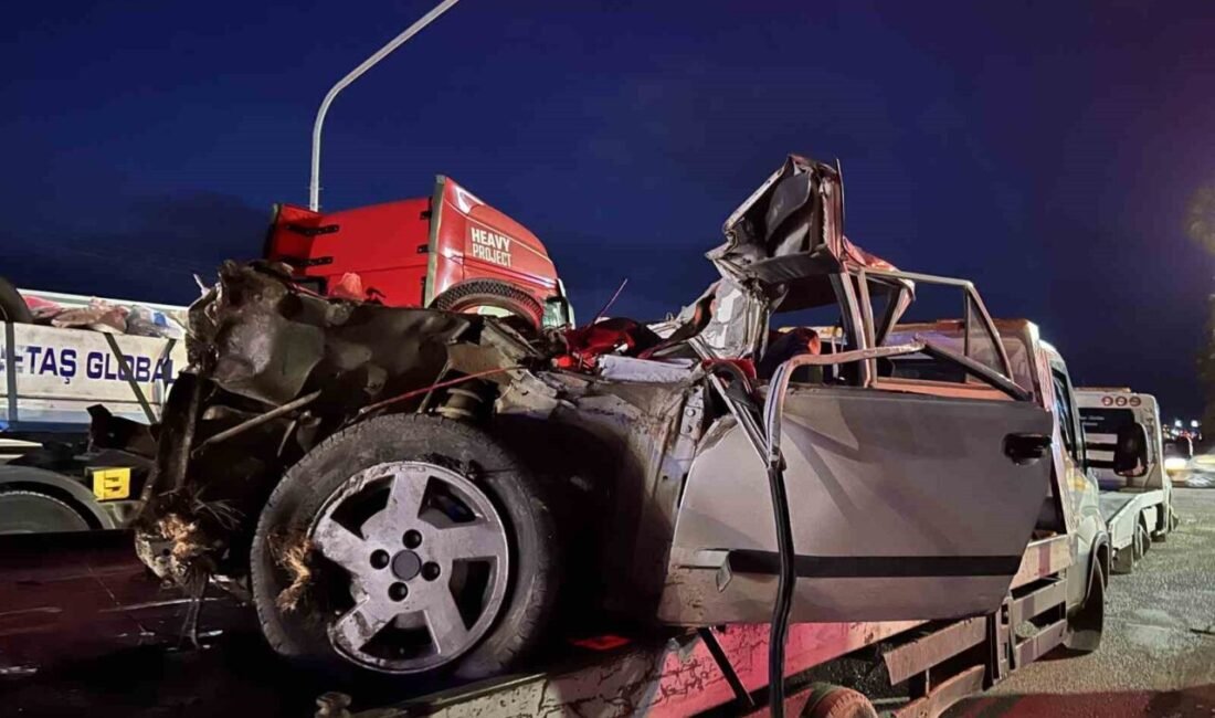 Mersin’de karşı şeride geçerek kamyona çarpan Tofaş marka otomobil hurdaya