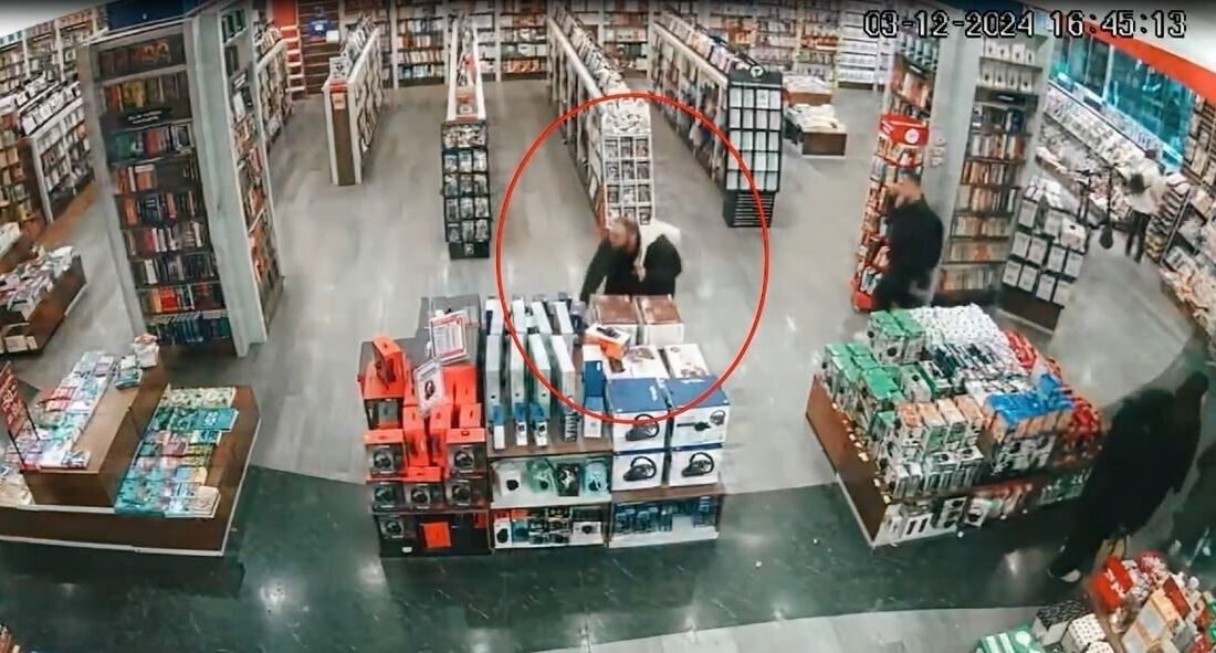 Mersin’de mağazalardan hırsızlık yapan şüpheli, güvenlik kameralarından tespit edilerek yakalandı.