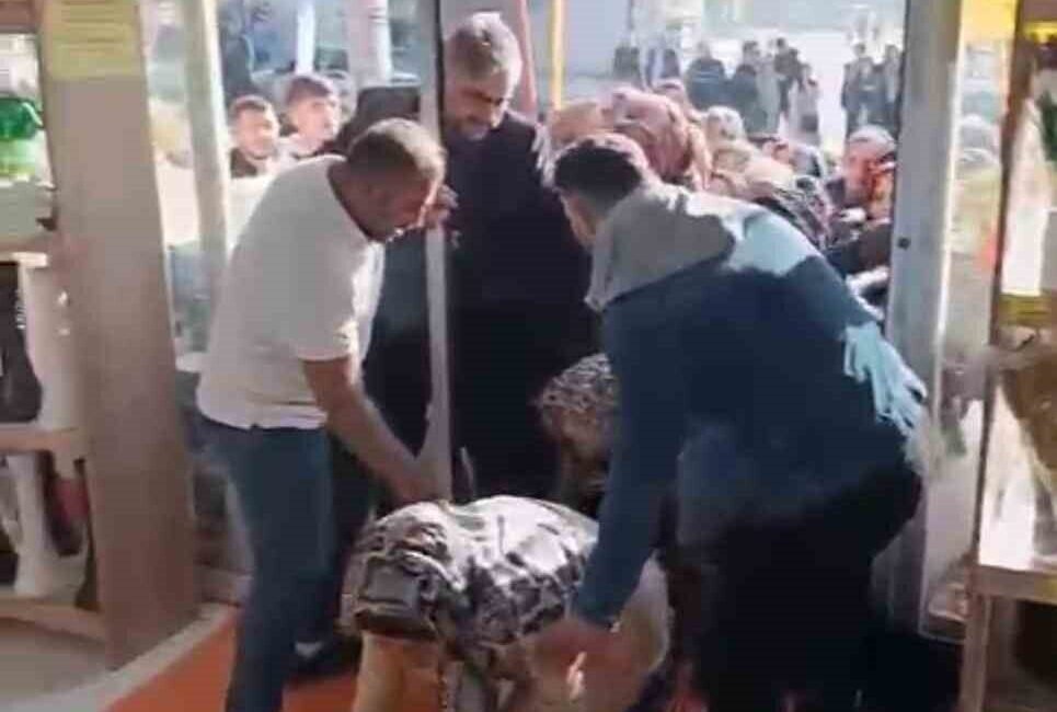 Mersin’de bir mağazanın açılışında yapılan indirim kampanyası izdihama neden oldu.