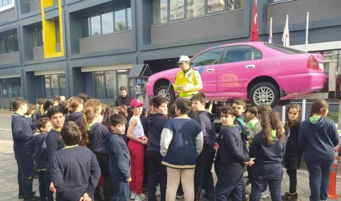 Mersin’de, Emniyet Müdürlüğü Trafik Denetleme Şube Müdürlüğü ekiplerince, çocukların güvenliğini