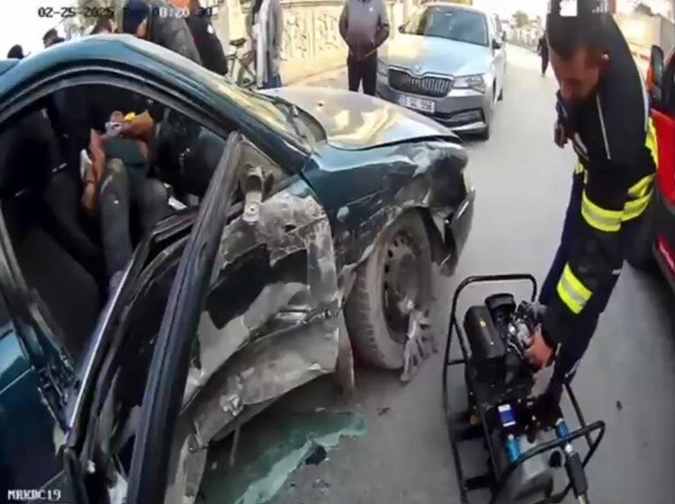 Mersin’de iki aracın karıştığı kazada otomobilde sıkışan sürücü, itfaiye ekipleri