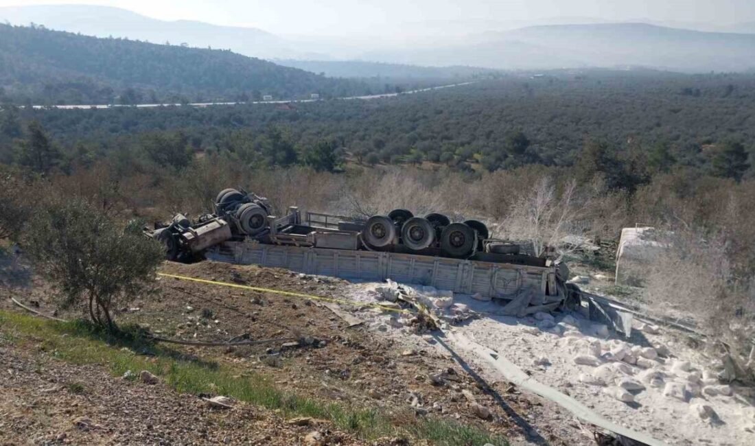 Mersin’in Mut ilçesinde alçı yüklü tırın şarampole devrilmesi sonucu meydana