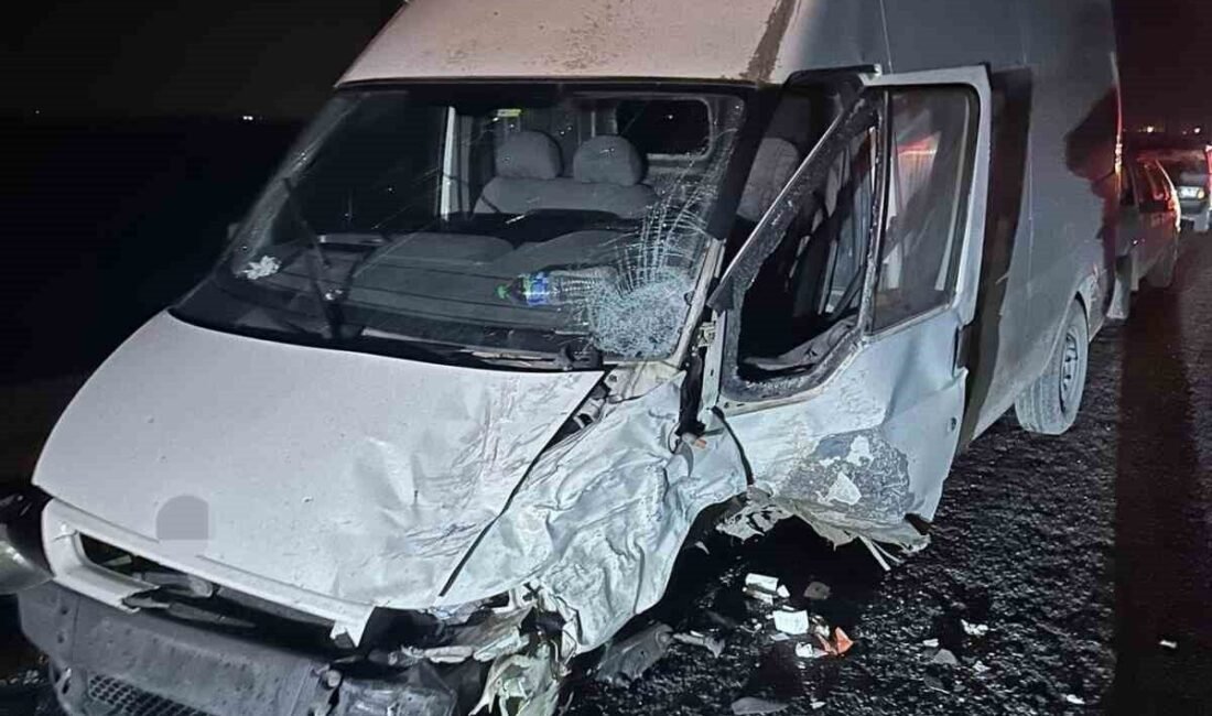 Mersin’in Tarsus ilçesinde meydana gelen zincirleme trafik kazasında 4 kişi