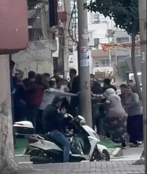 Mersin’de servis şoförleri ile mahalle sakinleri arasında ’yol verme’ meselesinden