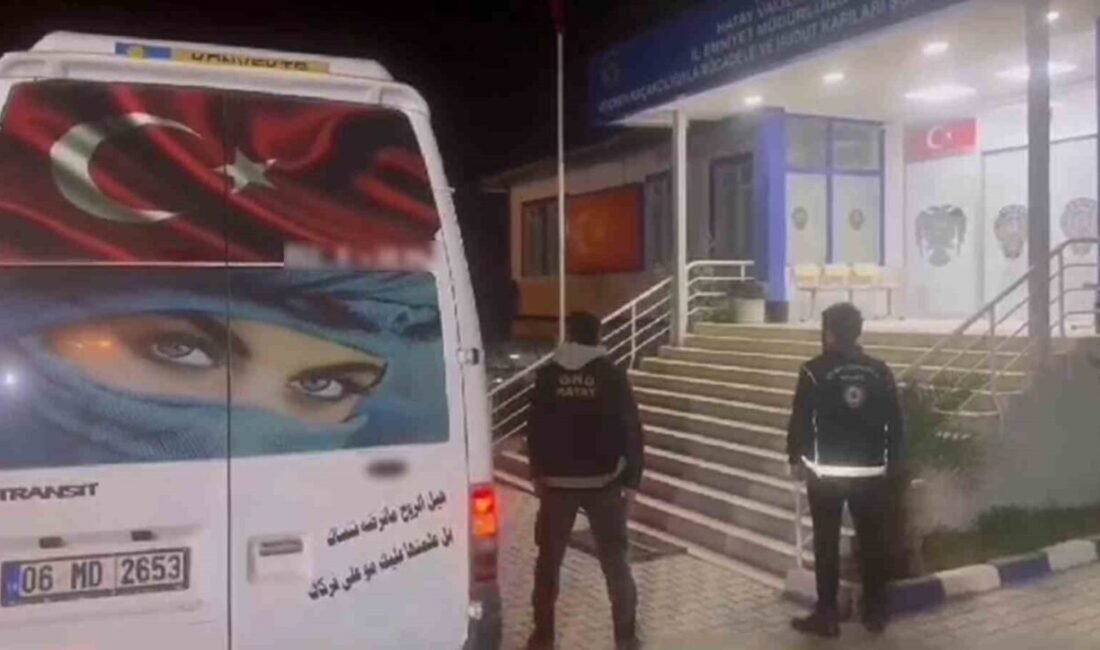 Hatay’da polis ekipleri tarafından durdurulan minibüste 14 kaçak göçmen yakalandı.