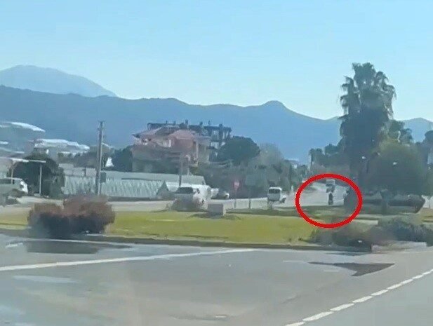 Gazipaşa’da bir motosiklet sürücüsü, ters yönde ilerleyerek hem kendi hem