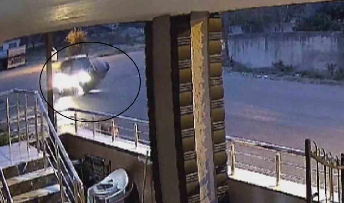 Hatay’da motosikletin otomobille çarpıştığı kaza güvenlik kamerasına yansıdı. Kaza, Payas