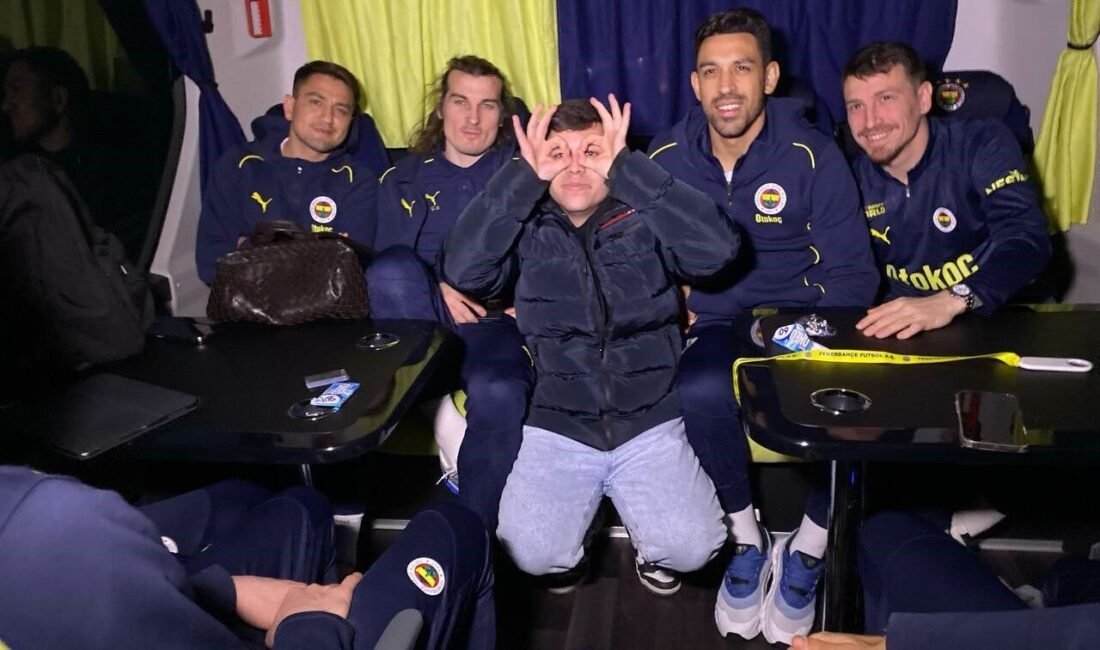 Alanyaspor karşılaşması öncesi takım otobüsünün yanında koşan taraftara Jose Mourinho