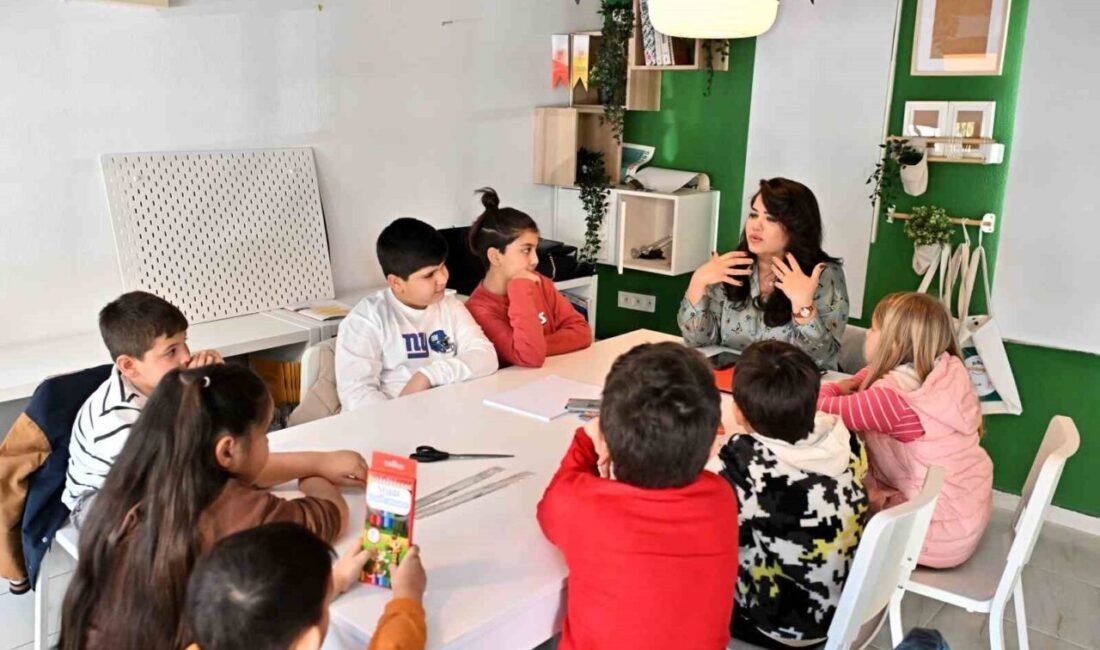 Antalya’da Muratpaşa Belediyesi tarafından düzenlenen Felsefe Atölyesi, 7-10 yaş arası