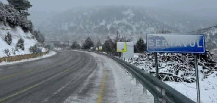 Akdeniz’i İç Anadolu Bölgesi’ne bağlayan Mut Sertavul Geçidinde kar lastiği