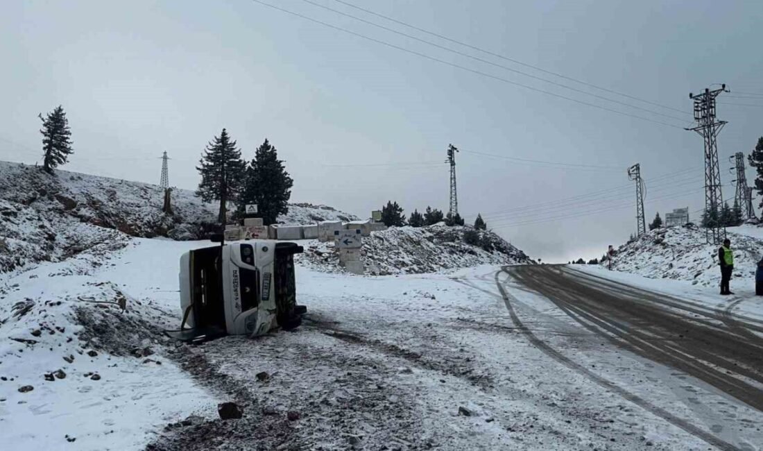 Mersin Erdemli’de öğrencileri taşıyan servis minibüsü karlı ve buzlu yolda