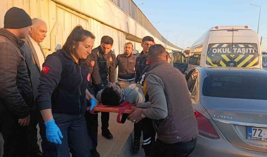 Antalya’da meydana gelen trafik kazasında okul servisine çarpan lüks otomobilin