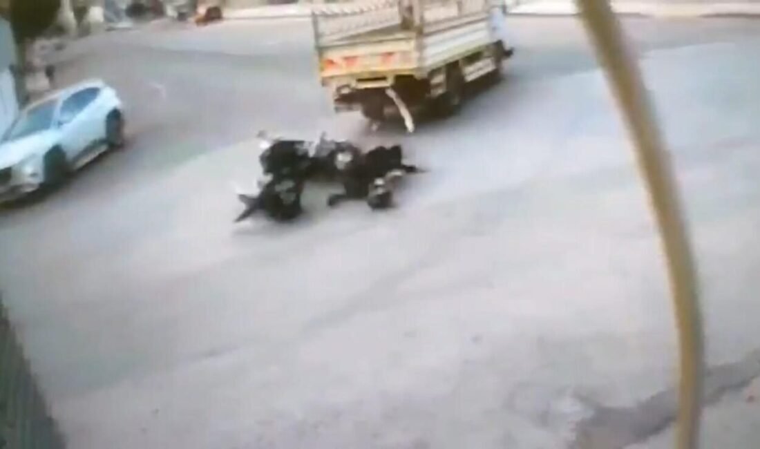 Mersin’in Erdemli ilçesinde motosiklette bulunan 2 kişi kamyonetin altında kalmaktan