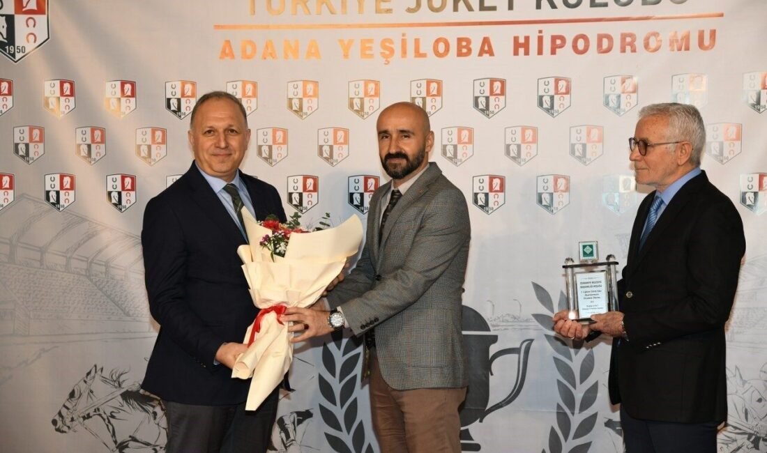 Adana Yeşiloba Hipodrom’da düzenlenen Osmaniye Belediye Başkanlığı Koşusu’nu, Akın Sözen