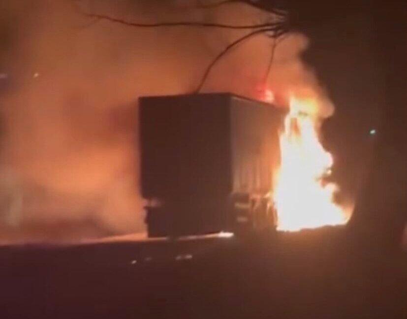 Osmaniye’de gübre yüklü kamyon seyir halindeyken yandı. Sürücü son anda