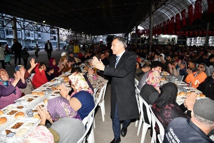 Osmaniye Belediyesi tarafından, Ramazan ayı dolayısıyla hazırlanan sıcak yemekler, yaklaşık
