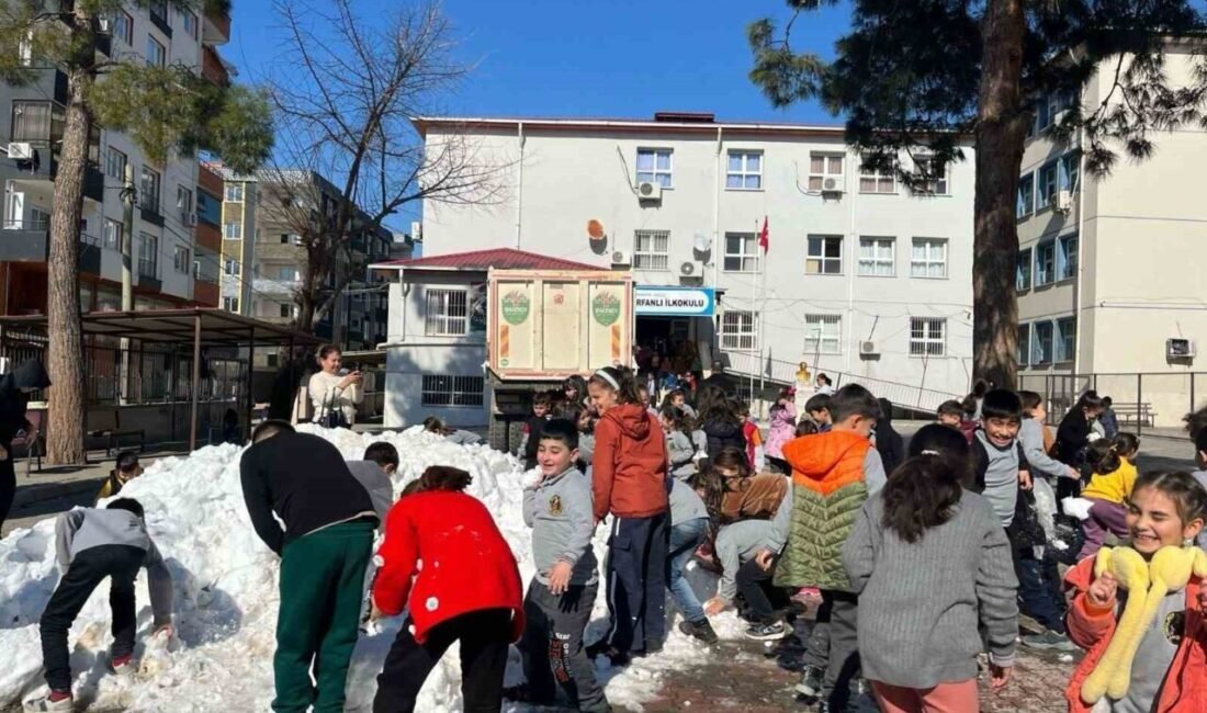 Osmaniye’de kar yağmayınca belediye başkanı kamyonla anaokulu öğrencileri için yüksek