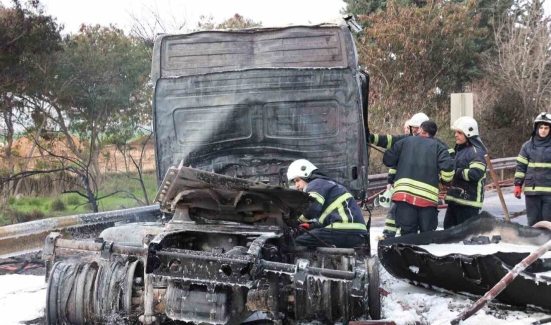 Adana’da otoyolda devrildikten sonra alevlere teslim olan tanker söndürülürken, yolda