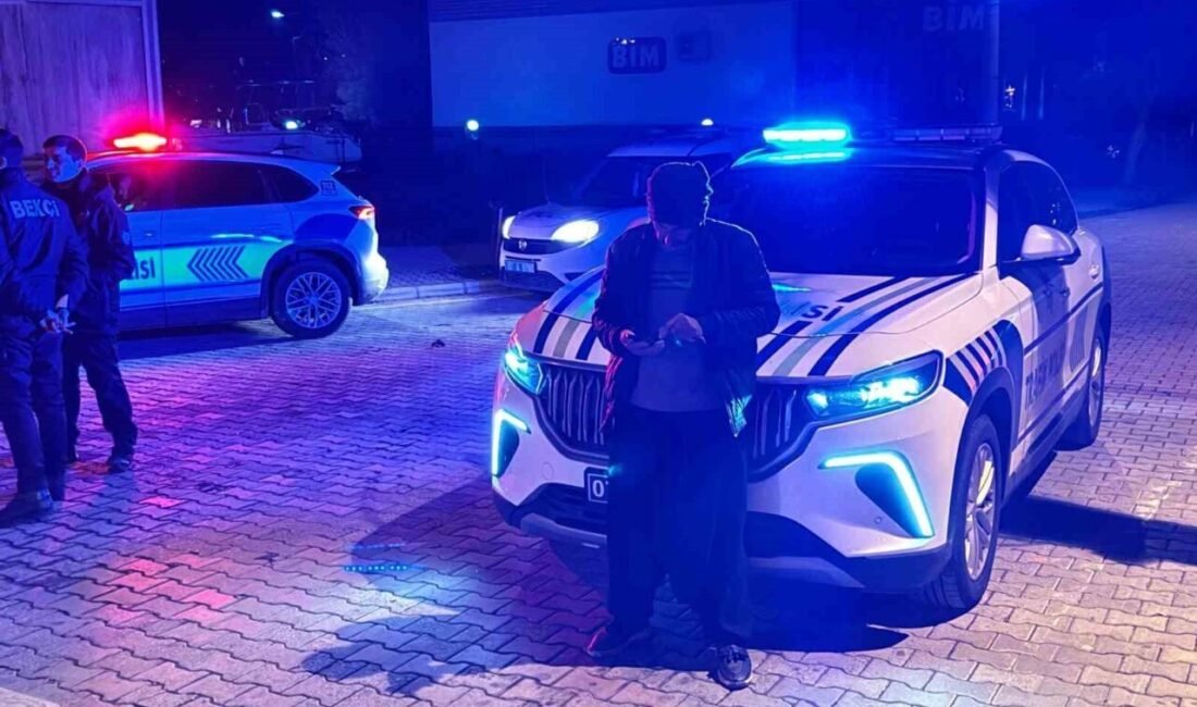 Antalya’nın Gazipaşa ilçesinde polis aracına çarpan kamyonetin sürücüsü, 3.74 promil