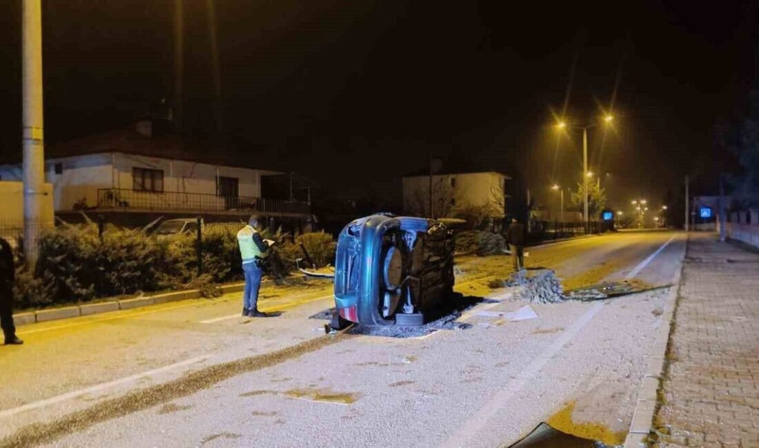 Burdur’un Gölhisar ilçesinde refüjdeki ağaçları devirerek takla atan otomobilin sürücüsü