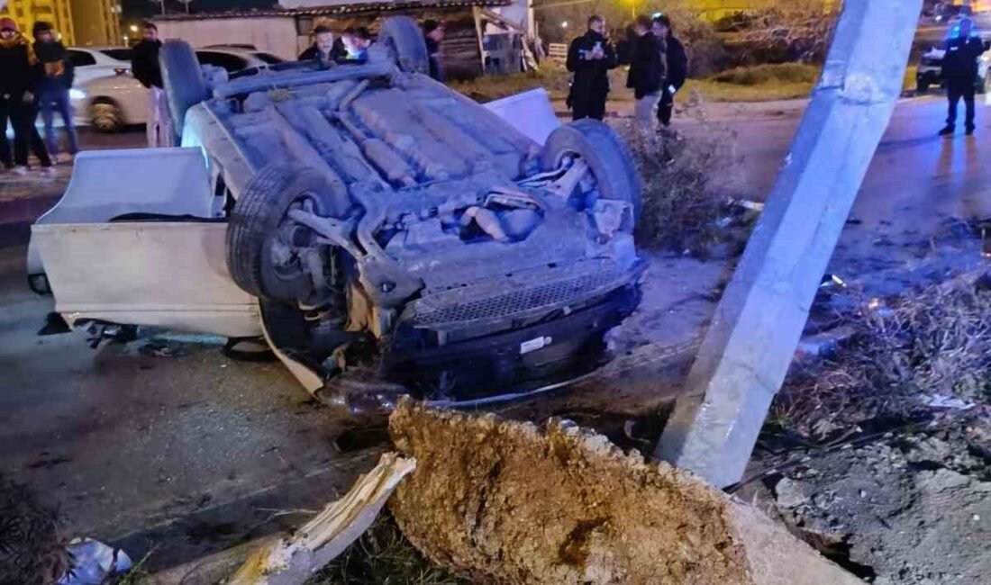 Mersin’in Tarsus ilçesinde refüje çıkan otomobil direğe çarparak durdu, sürücü
