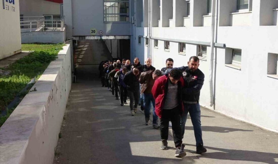 Adana’da narkotik polislerinin şafak vakti yaptığı uyuşturucu operasyonunda gözaltına alınan