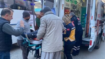 Antalya’nın Serik ilçesinde otomobille çarpışan motosikletli yaralandı. Kaza, saat 08.30