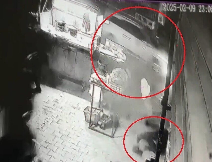 Hatay’da seyyar köftecinin otomobilin altında kalmaktan son anda kurtulduğu anlar