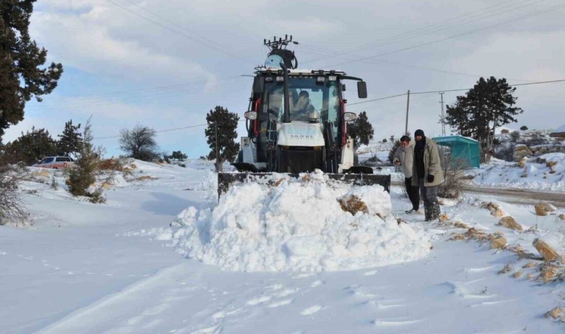 Silifke Belediyesi, kar yağışının etkili olduğu kırsal mahallelerde karla mücadeleye