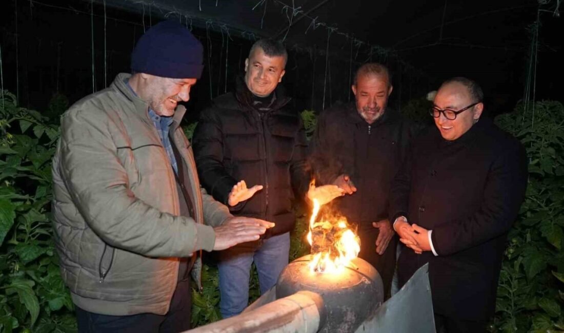 Sibirya soğuklarının etkisini arttırdığı Mersin’de üreticiler, sobalarını yakarak nöbetlerini sürdürdü.