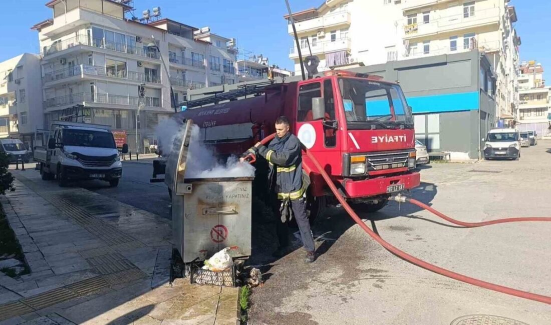 Manavgat ilçesinde söndürülmeden çöp konteynerlerine dökülen soba külleri, yangın çıkmasına