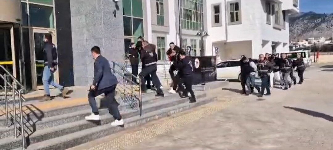Adana’nın Kozan ilçesinde bir gencin darbedildiği olayı sosyal medyada yayınlayan