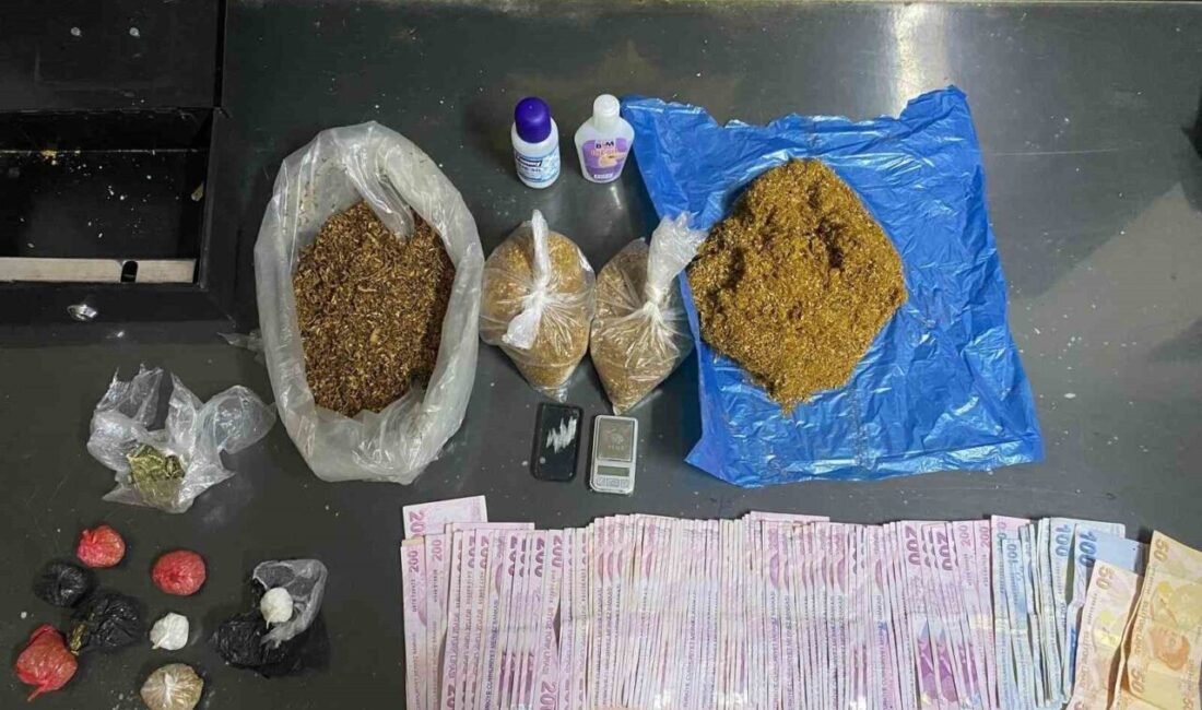 Mersin’de polisin takibe alarak kovalamaca sonrasında durdurduğu otomobildeki 4 şüpheli