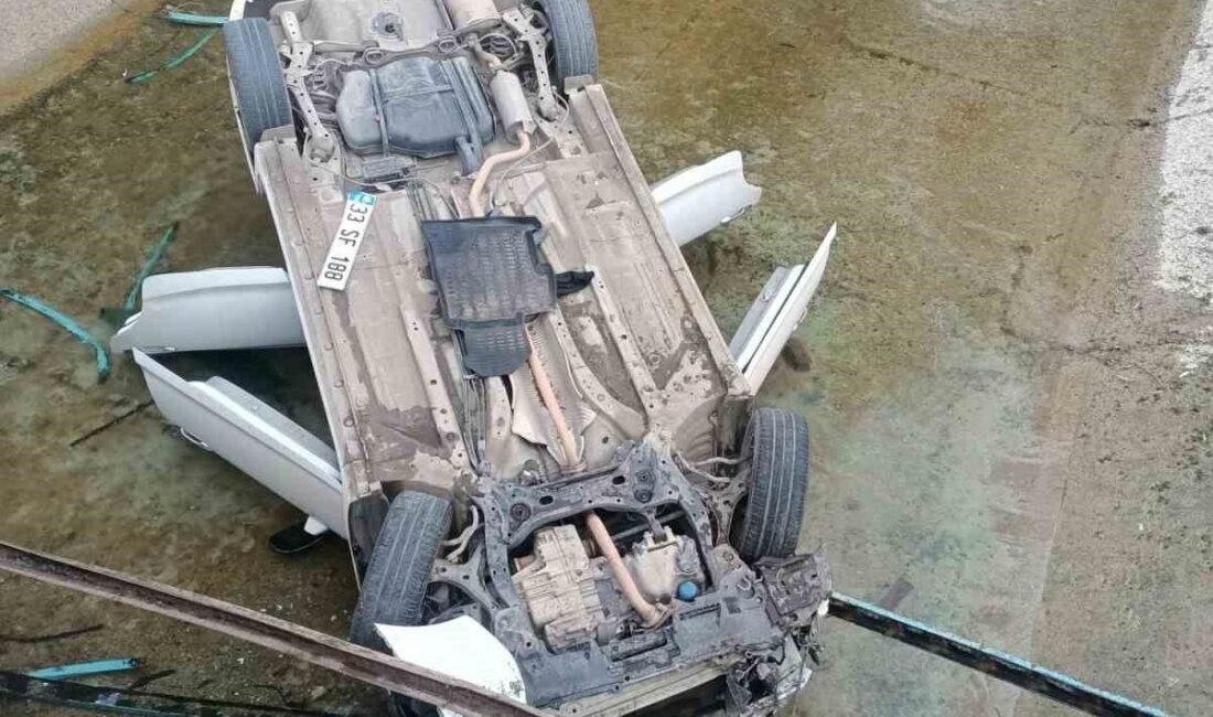 Mersin’in Tarsus ilçesinde kontrolden çıkan araç boş sulama kanalına uçtu.