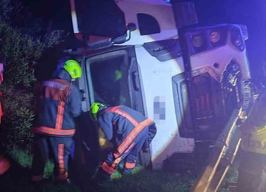 Mersin’in Tarsus ilçesinde şarampole düşen hafriyat kamyonunun sürücüsü yaralandı. Alınan