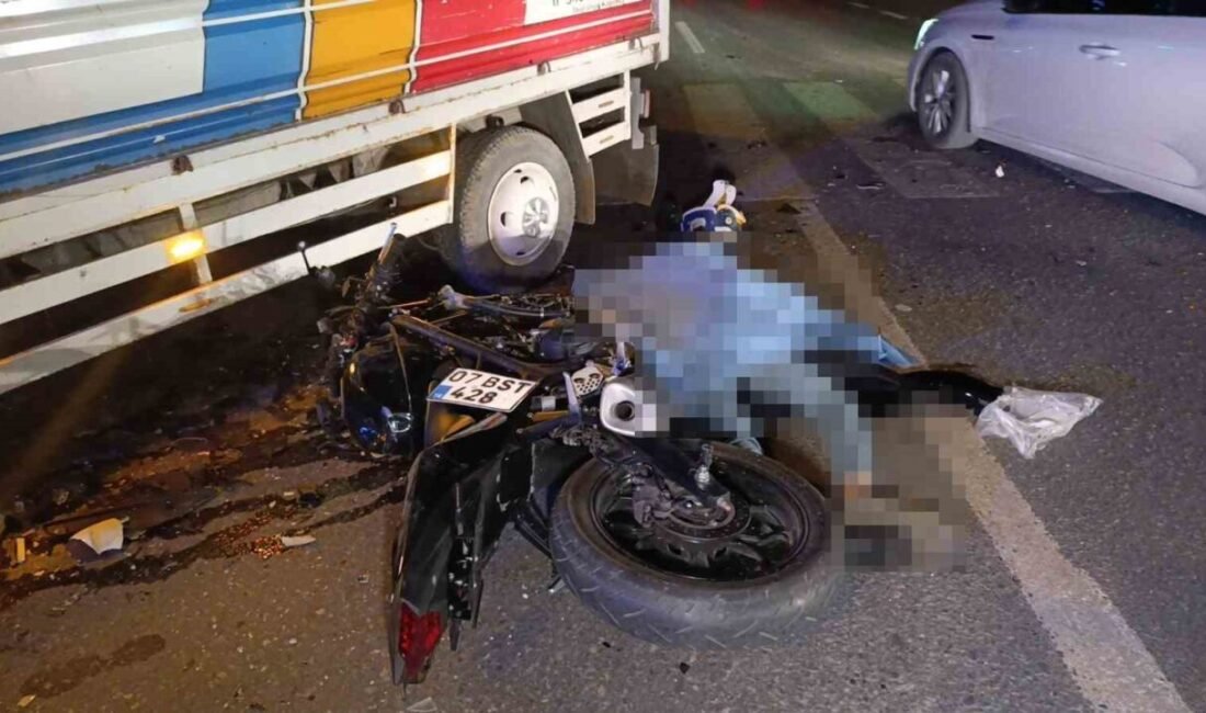 Antalya’nın Manavgat ilçesinde ters yönden gelen kamyonetle motosikletin çarpışması sonucu