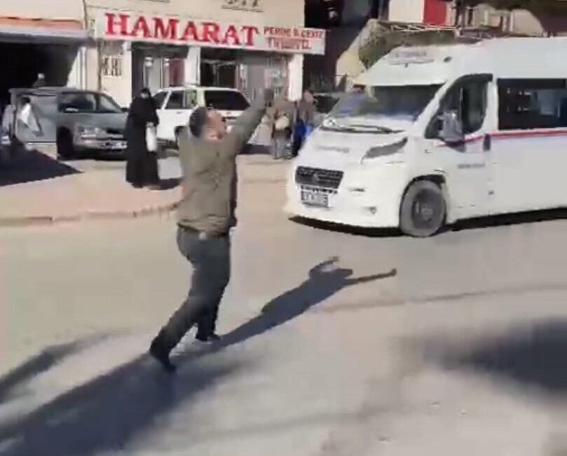 Adana’da trafikte yol verme nedeniyle aralarında tartışma çıkan 24 yaşındaki