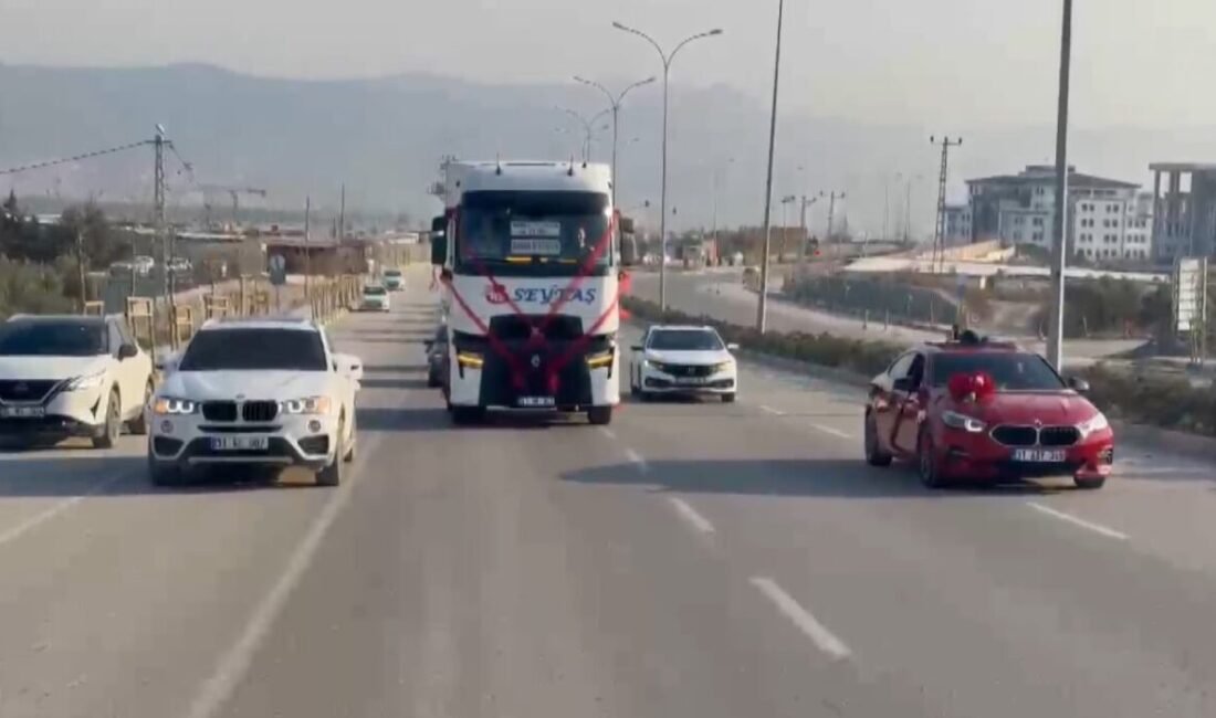 Hatay’da yaşayan tır şoförü Mehmet Can Kör, kullandığı tırı düğününde