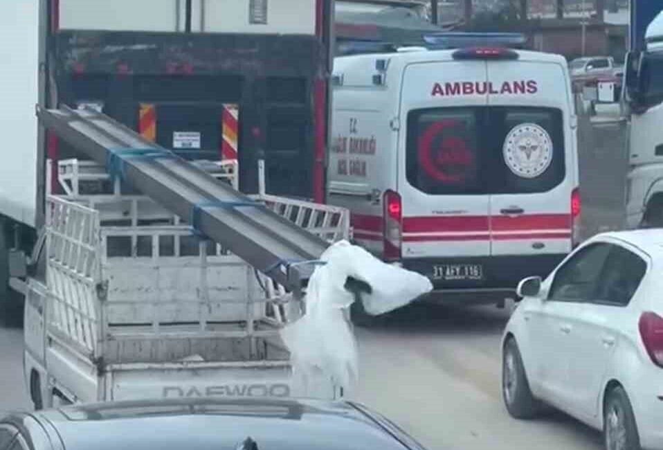 Hatay’ın Antakya ilçesinde emniyet şeridinin yanlış kullanımı ve trafik yoğunluğu