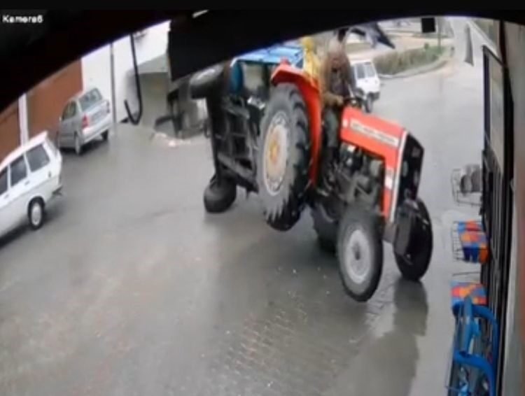 Mersin’de yağmur nedeniyle kayganlaşan yolda, traktör sürücüsü karşıdan gelen araca