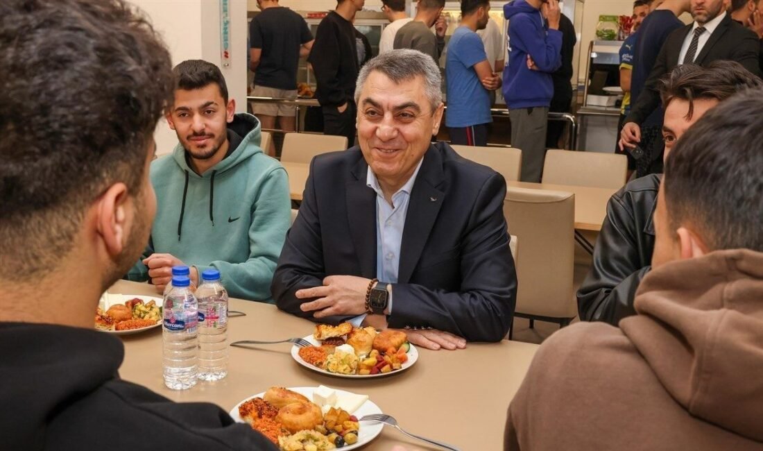Mersin Valisi Atilla Toros, Limonluk Öğrenci Yurdunda öğrencilerle bir araya