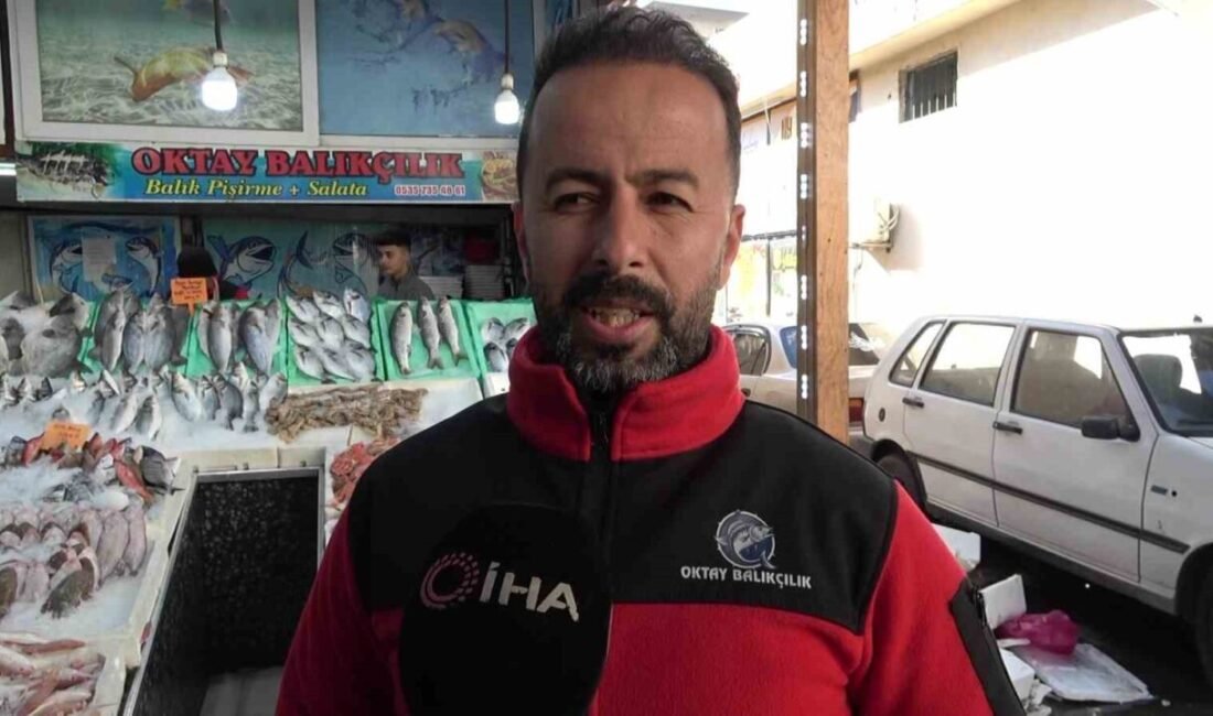 Hatay’da bir balıkçı, İskenderun Körfezi’nde avladığı 100 kilogram ağırlığındaki kılıç