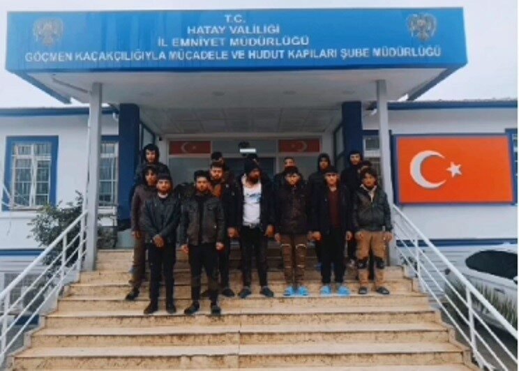 Hatay’da polis ekiplerince durdurulan bir minibüste 16 düzensiz göçmen yakalandı.