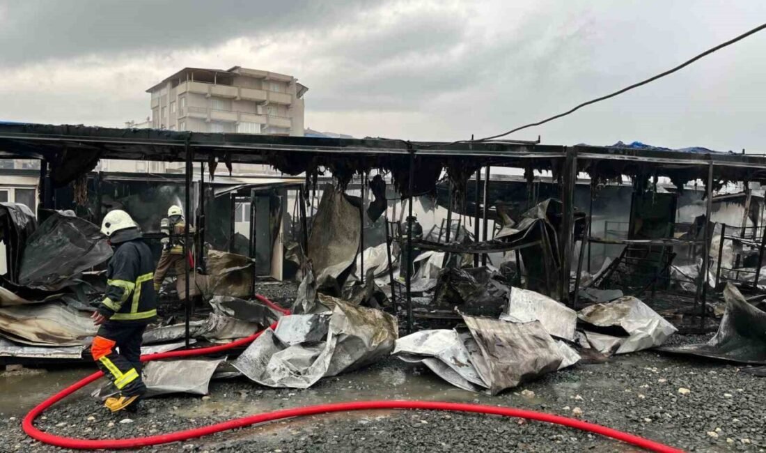 Hatay’da şantiye alanında işçilerin kaldığı konteyner yatakhane alevlere teslim oldu.